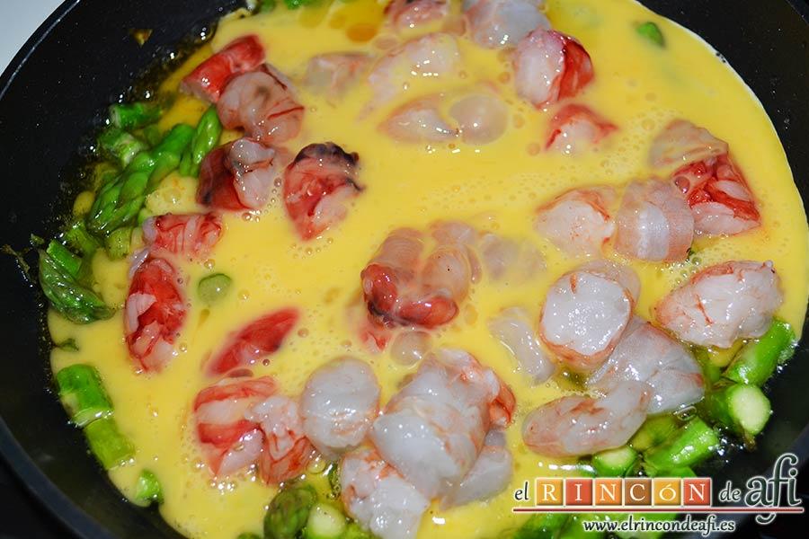 Revuelto de trigueros con langostinos y carabineros, darle unas vueltas y añadir los huevos batidos