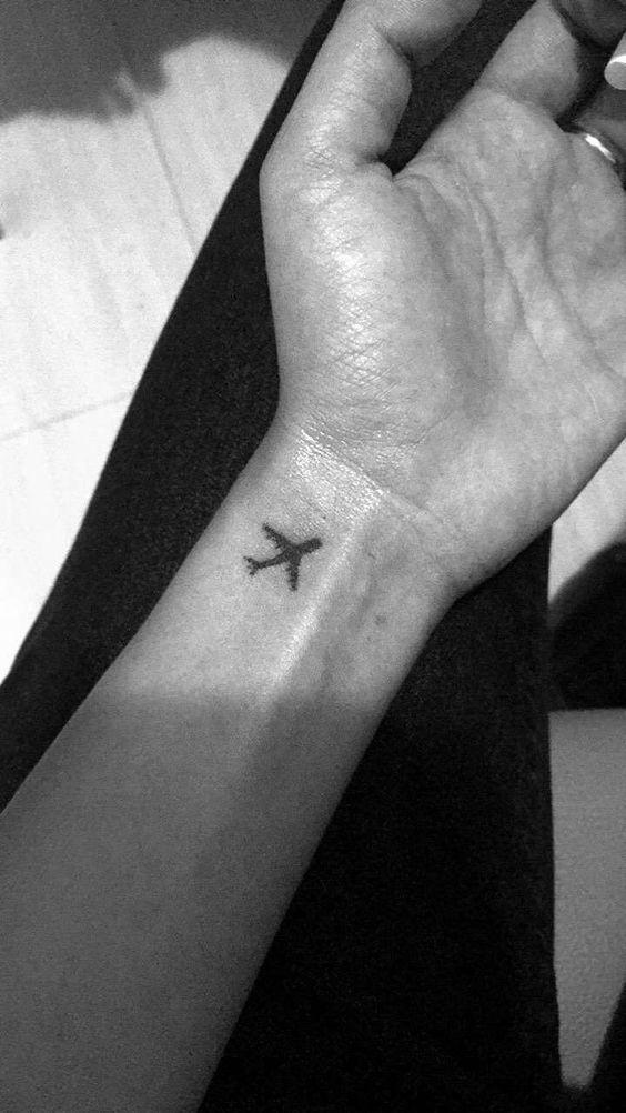 pequeño avion en la muñeca tatoo
