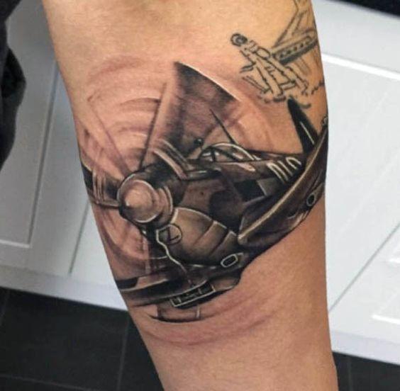 tatuaje de avión en negro