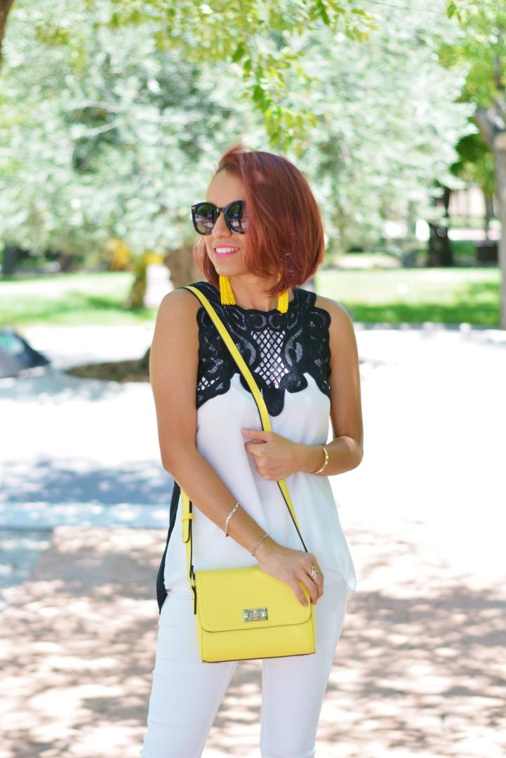 Look monocromático con accesorios amarillos