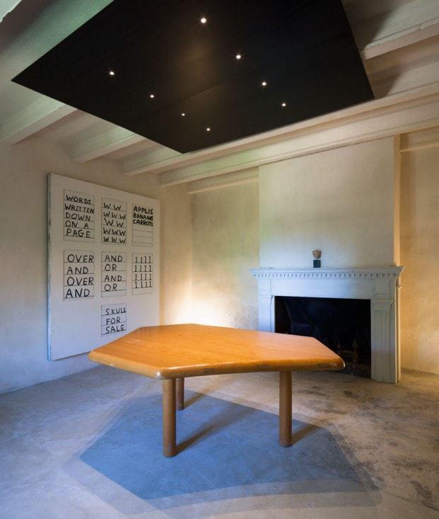 galeria arte en casa rural minimalista