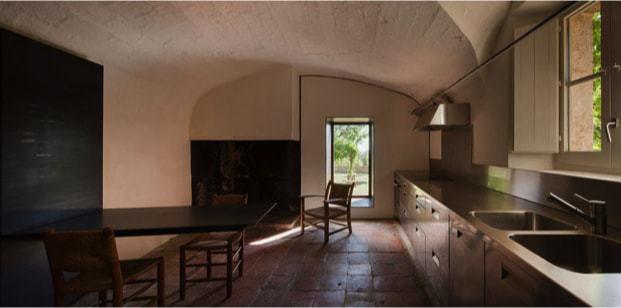 cocina de acero y hierro en casa rural