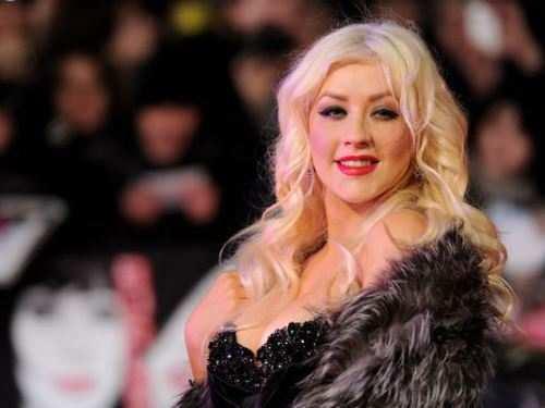 Peinado pelo suelto y rizado para rostro redondo