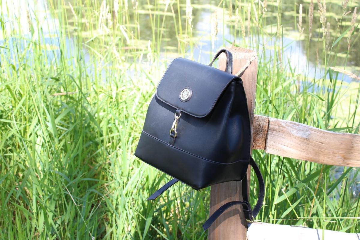 bolso estilo backpack negro