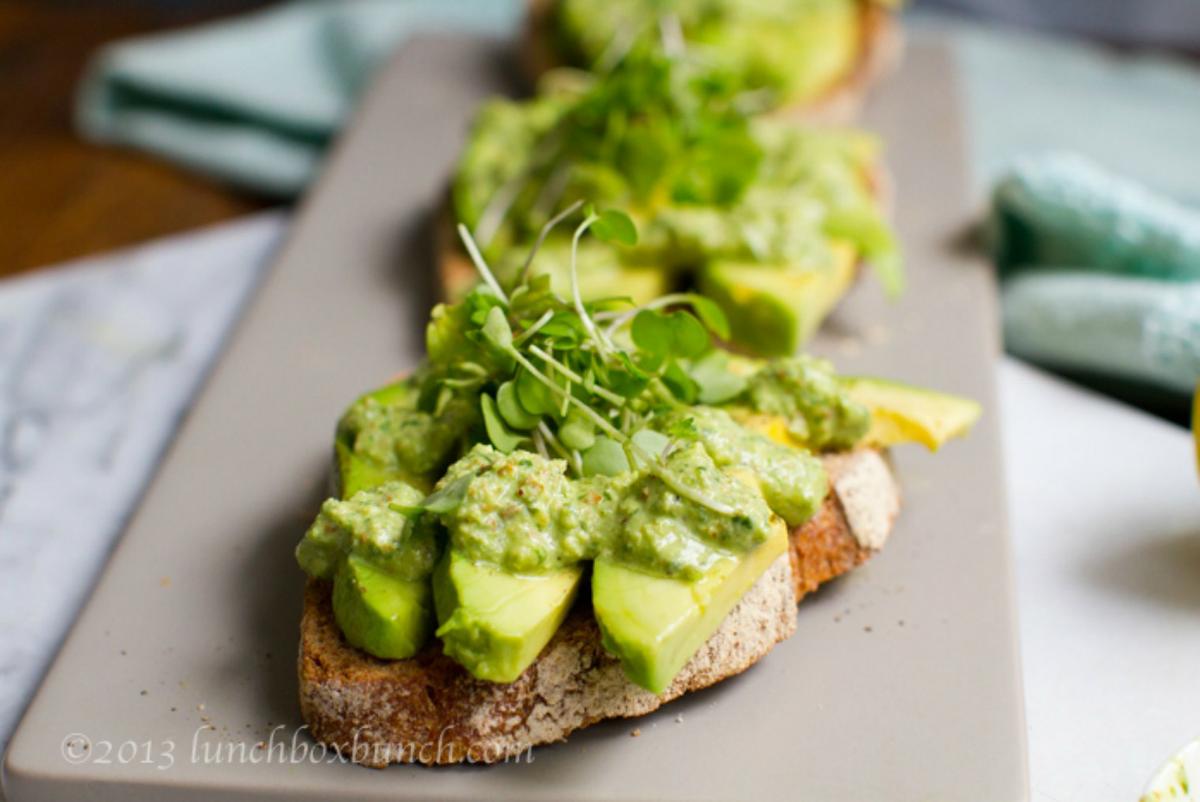 tosta pesto aguacate