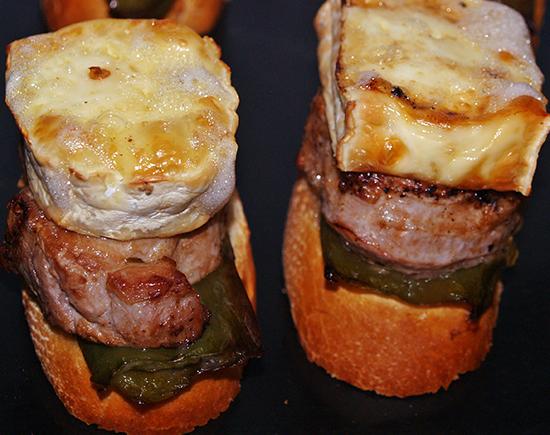 montaditos de solomillo y queso brie