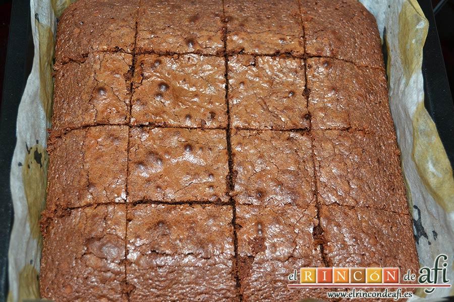 Brownie de tres ingredientes, cortar en porciones cuadradas