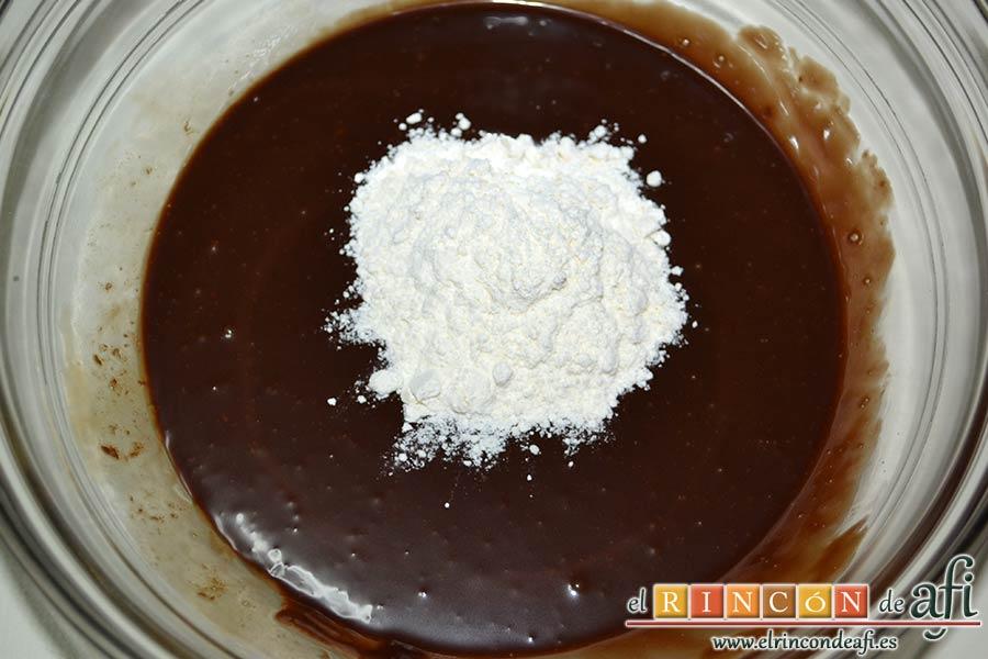 Brownie de tres ingredientes, añadir la harina tamizada