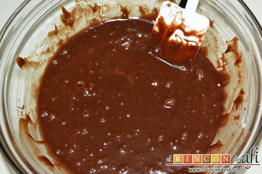 Brownie de tres ingredientes, seguir batiendo hasta que no haya grumos