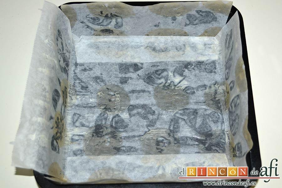 Brownie de tres ingredientes, forrar un molde cuadrado con papel de horno