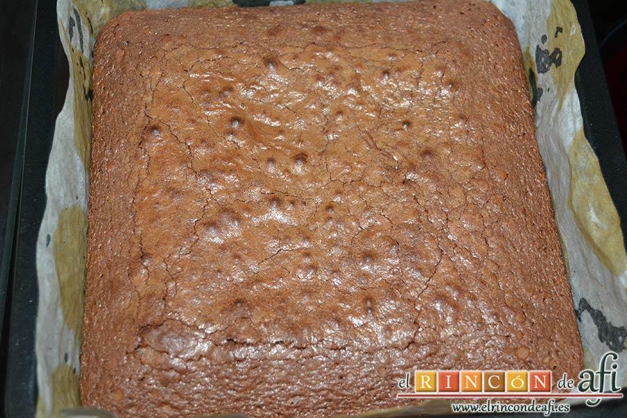 Brownie de tres ingredientes, hornear y dejar enfriar