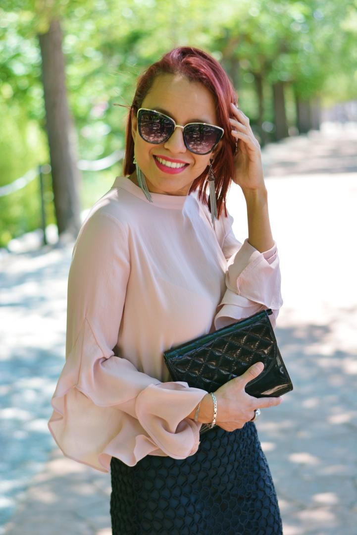 Blusa rosa con mangas acampanadas