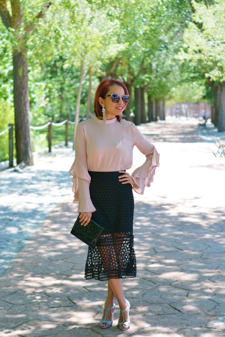 Outfit con falda troquelada