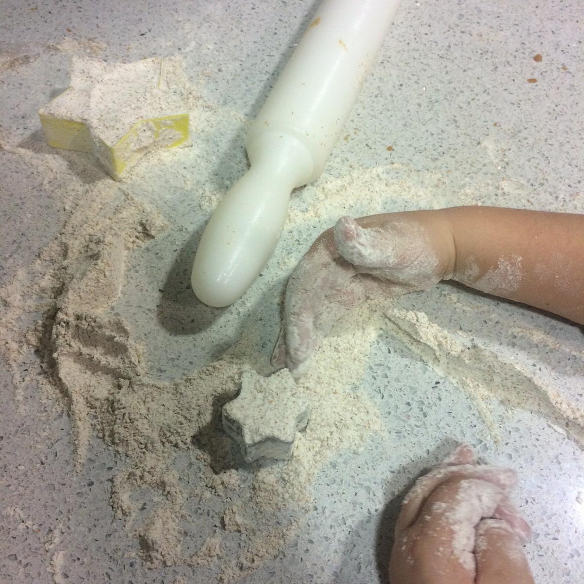 manos infantiles cocinando