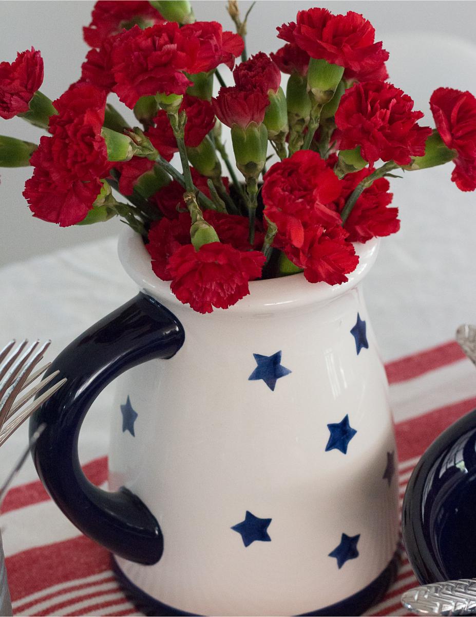 Mesa Decorada Rojo, Azul y Blanco