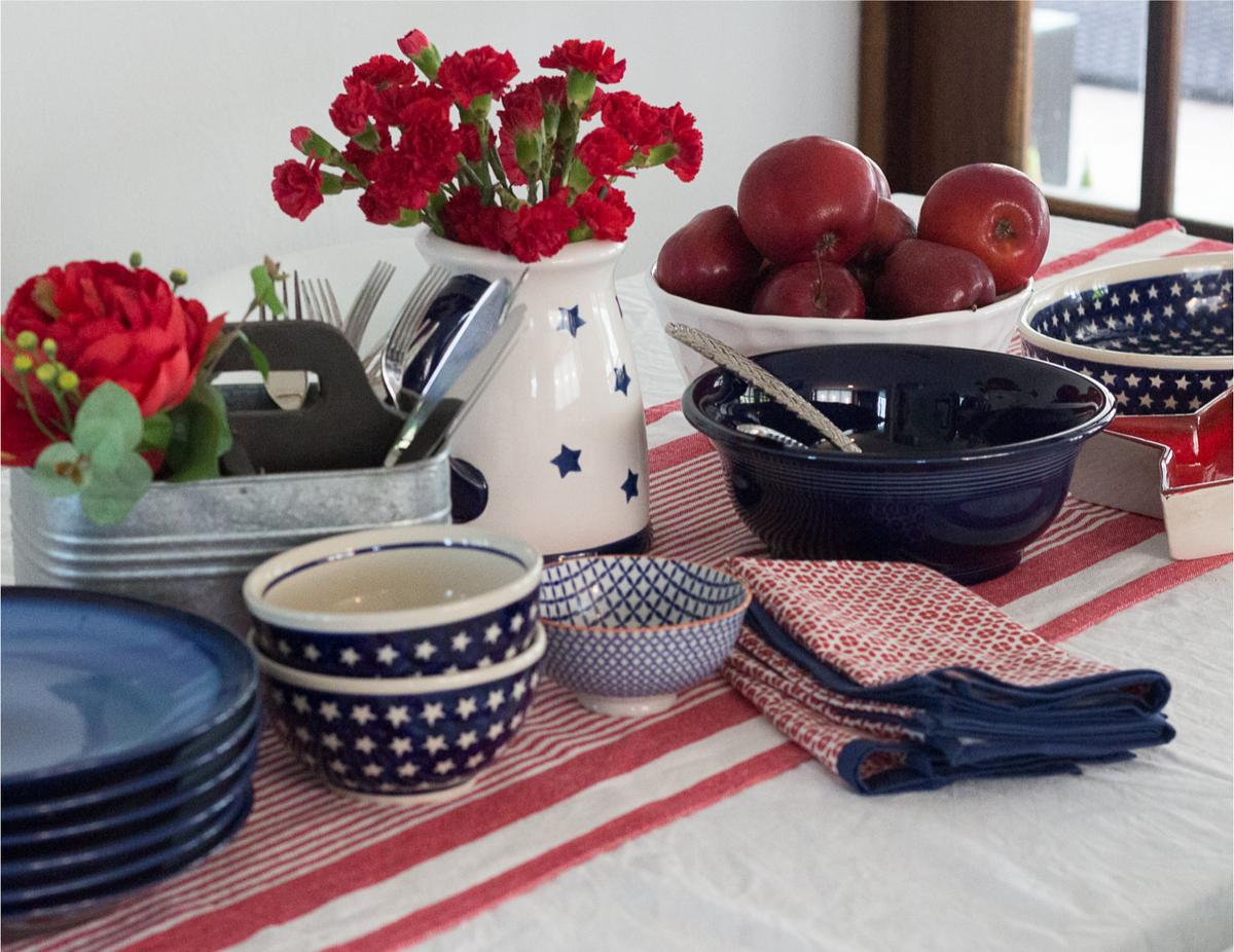 Mesa Decorada Rojo, Azul y Blanco