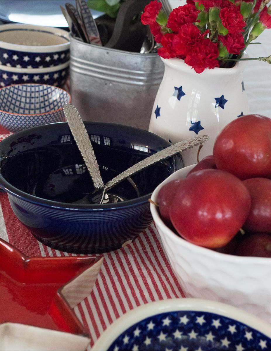 Mesa Decorada Rojo, Azul y Blanco
