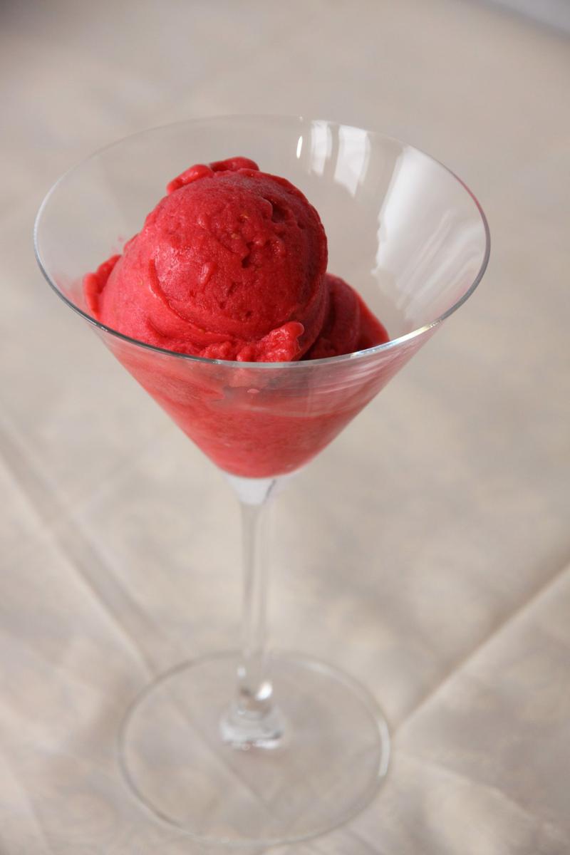 Sorbete de frambuesas con rosas