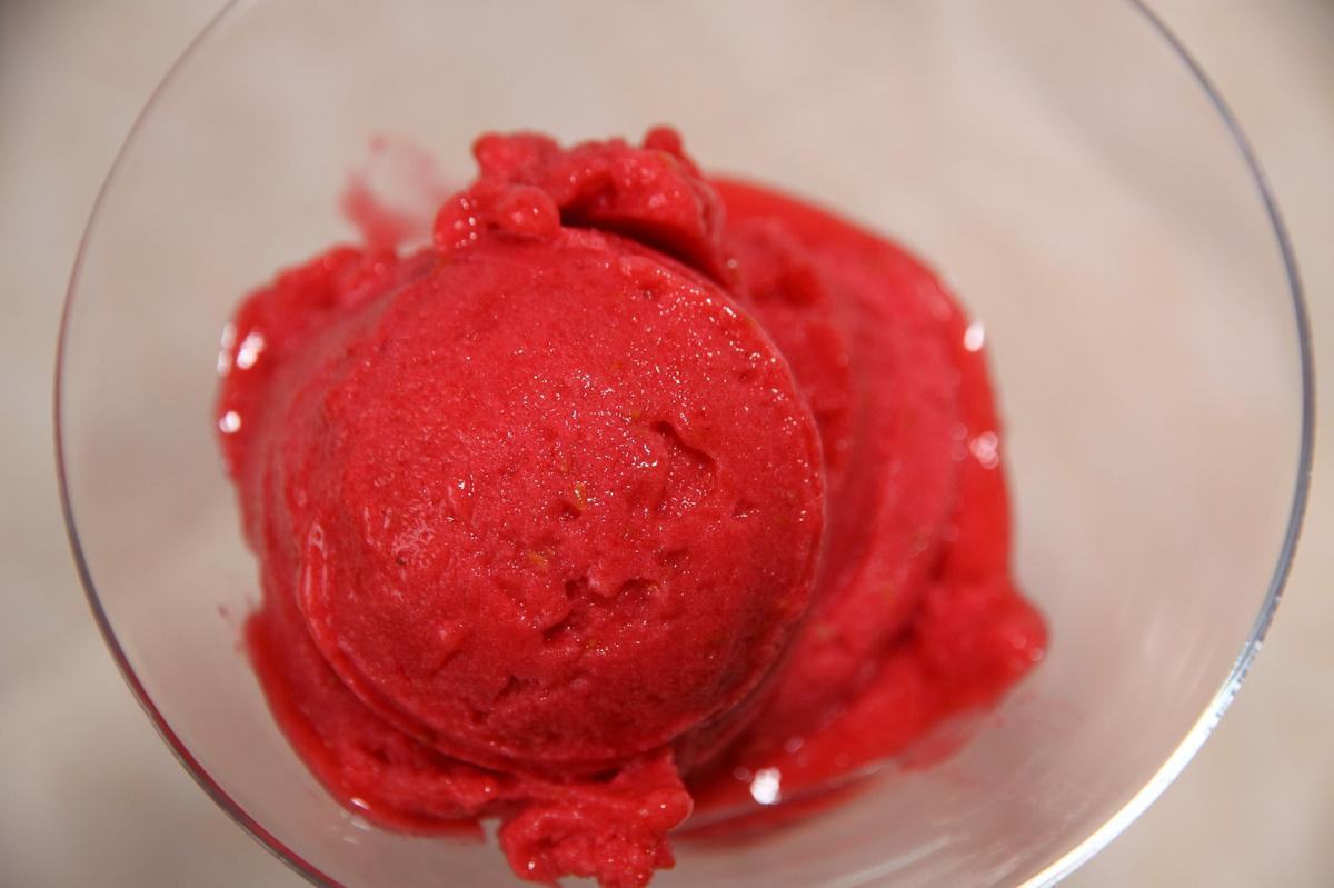 sorbete de frambuesas con rosas