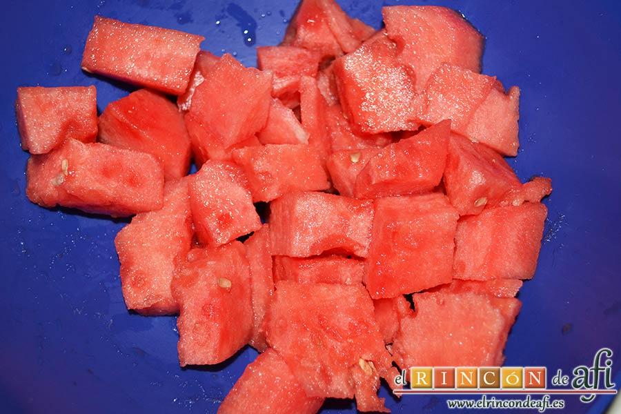 Salmorejo de sandía y tomate, pelar y trocear la sandía