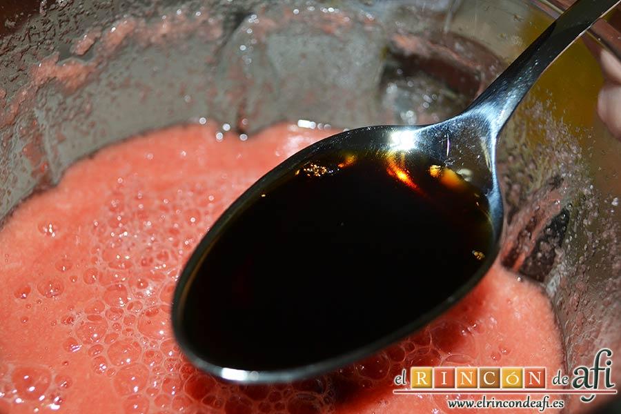 Salmorejo de sandía y tomate, agregar el vinagre y el aceite