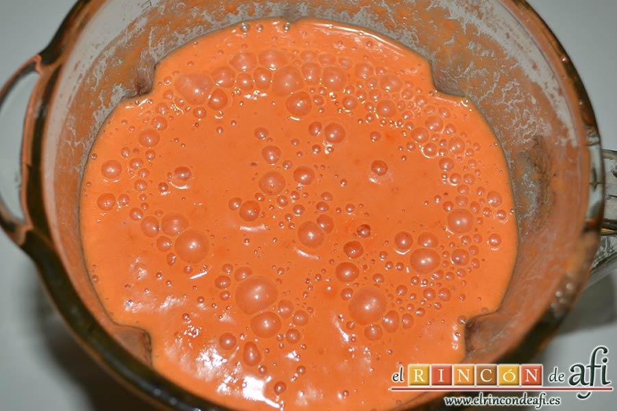 Salmorejo de sandía y tomate, triturar hasta que quede todo emulsionado