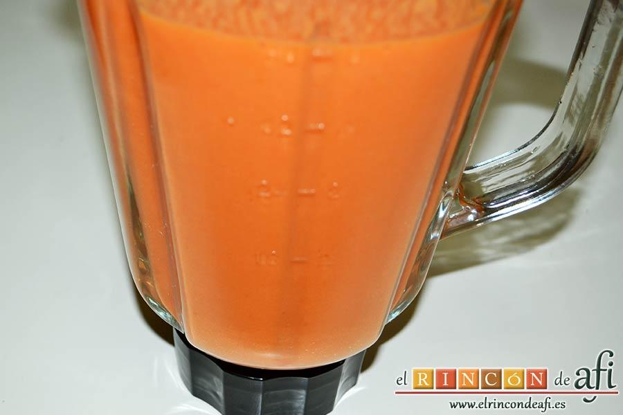 Salmorejo de sandía y tomate, pasar por el chino para quitar impurezas