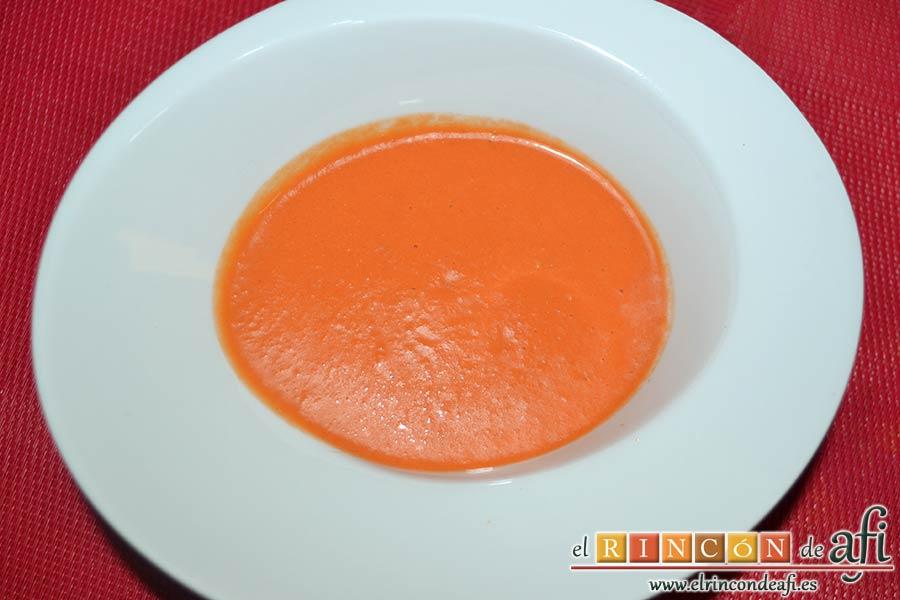 Salmorejo de sandía y tomate, tras refrigerar, emplatar
