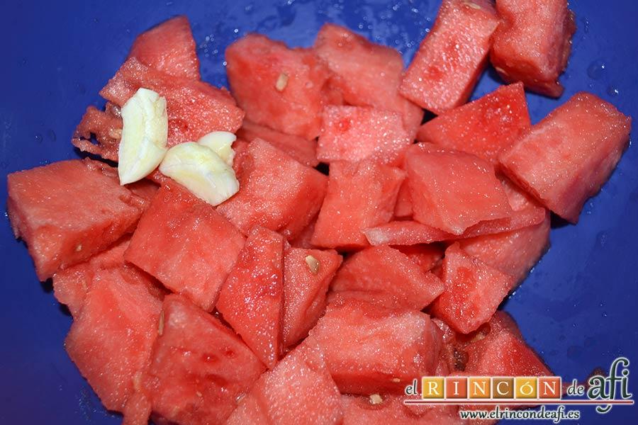 Salmorejo de sandía y tomate, añadir el diente de ajo pelado tras retirar el germen