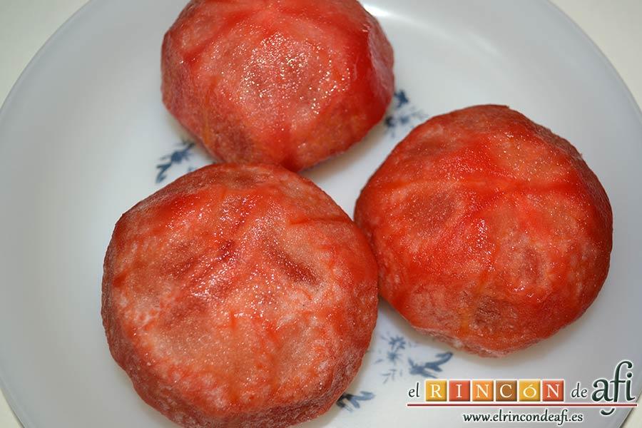 Salmorejo de sandía y tomate, pelar los tomates