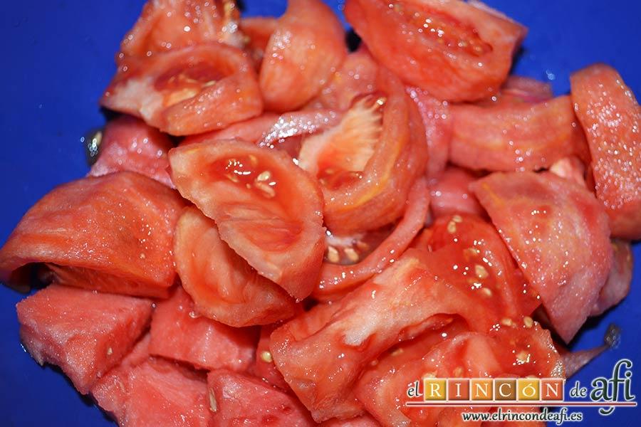 Salmorejo de sandía y tomate, cortarlos en cuartos y agregarlos al bol con la sandía y el ajo