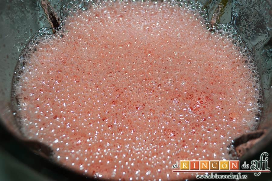 Salmorejo de sandía y tomate, poner en un vaso americano el tomate, la sandía, el ajo y la sal y triturar bien