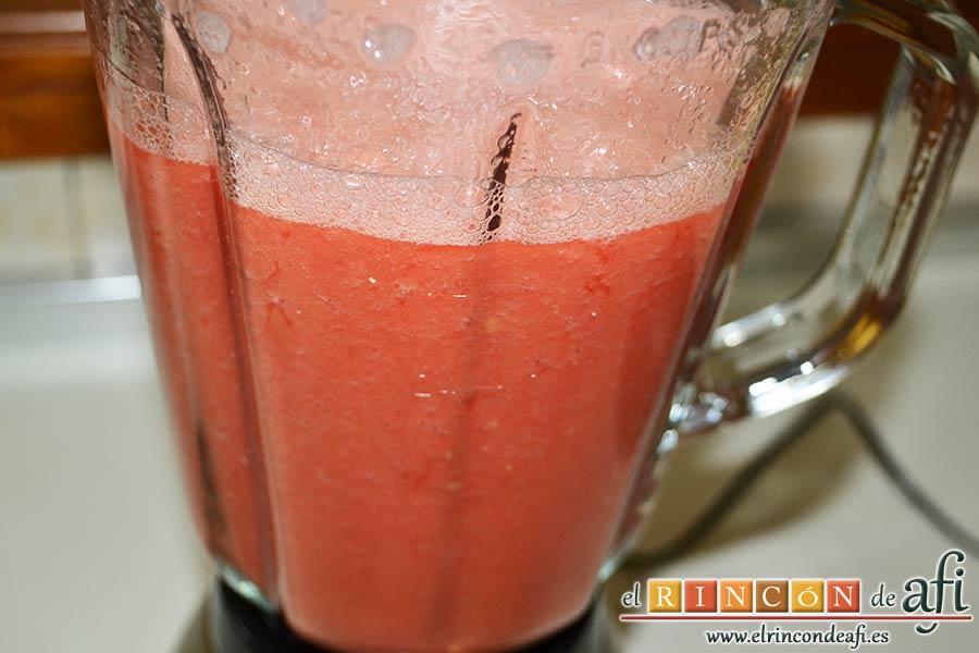 Salmorejo de sandía y tomate, triturar bien