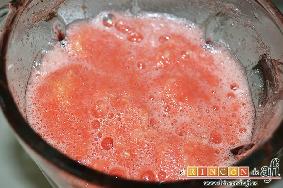 Salmorejo de sandía y tomate, añadir el pan escurrido