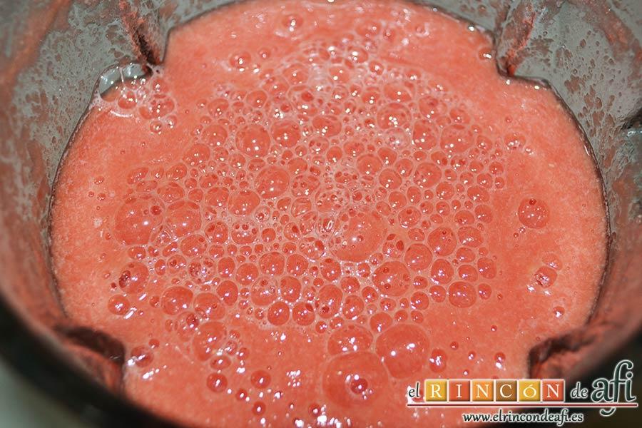 Salmorejo de sandía y tomate, triturar bien