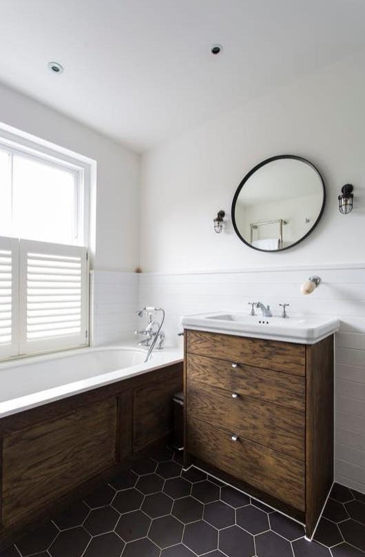 Una cocina con bombillas colgantes | Decoración