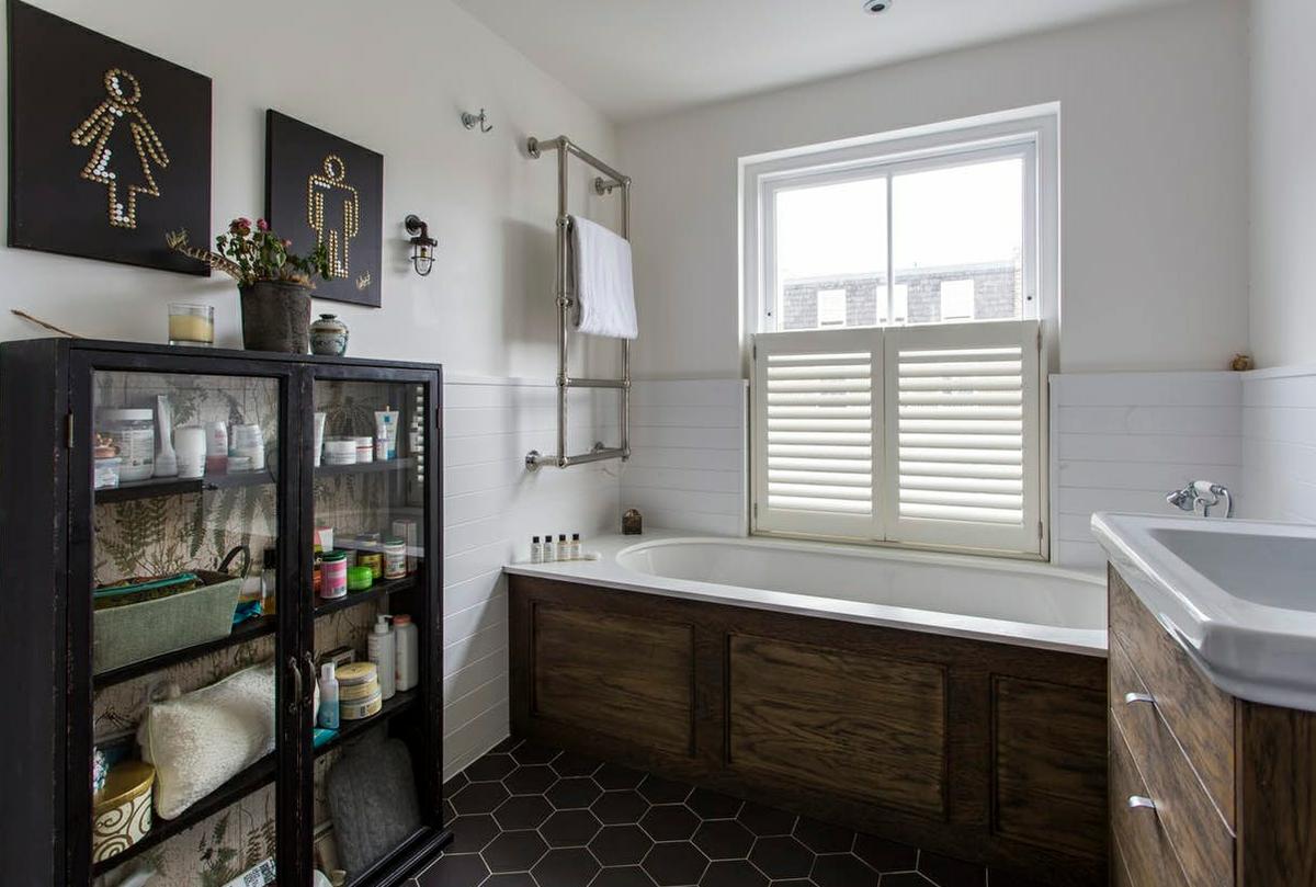 Una cocina con bombillas colgantes | Decoración