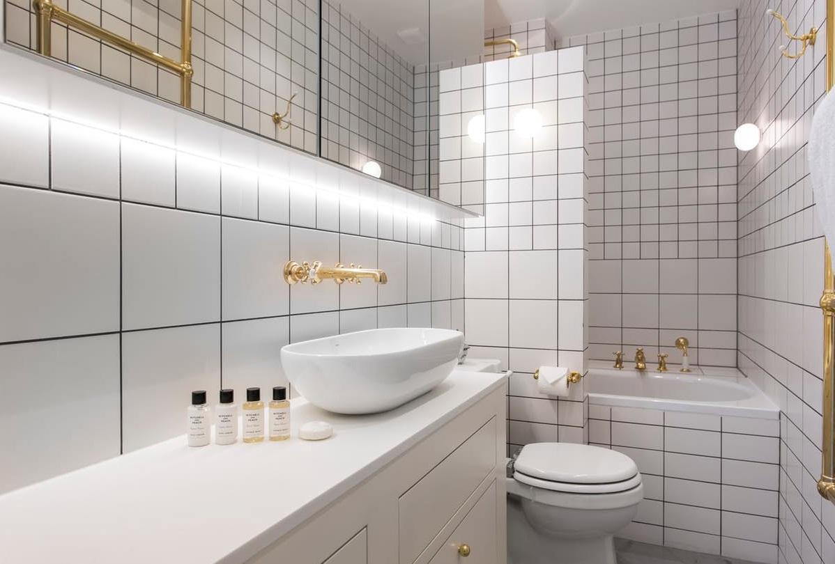 Una cocina con bombillas colgantes | Decoración