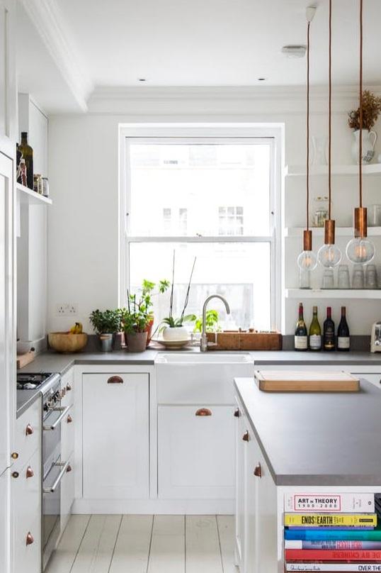 Una cocina con bombillas colgantes | Decoración