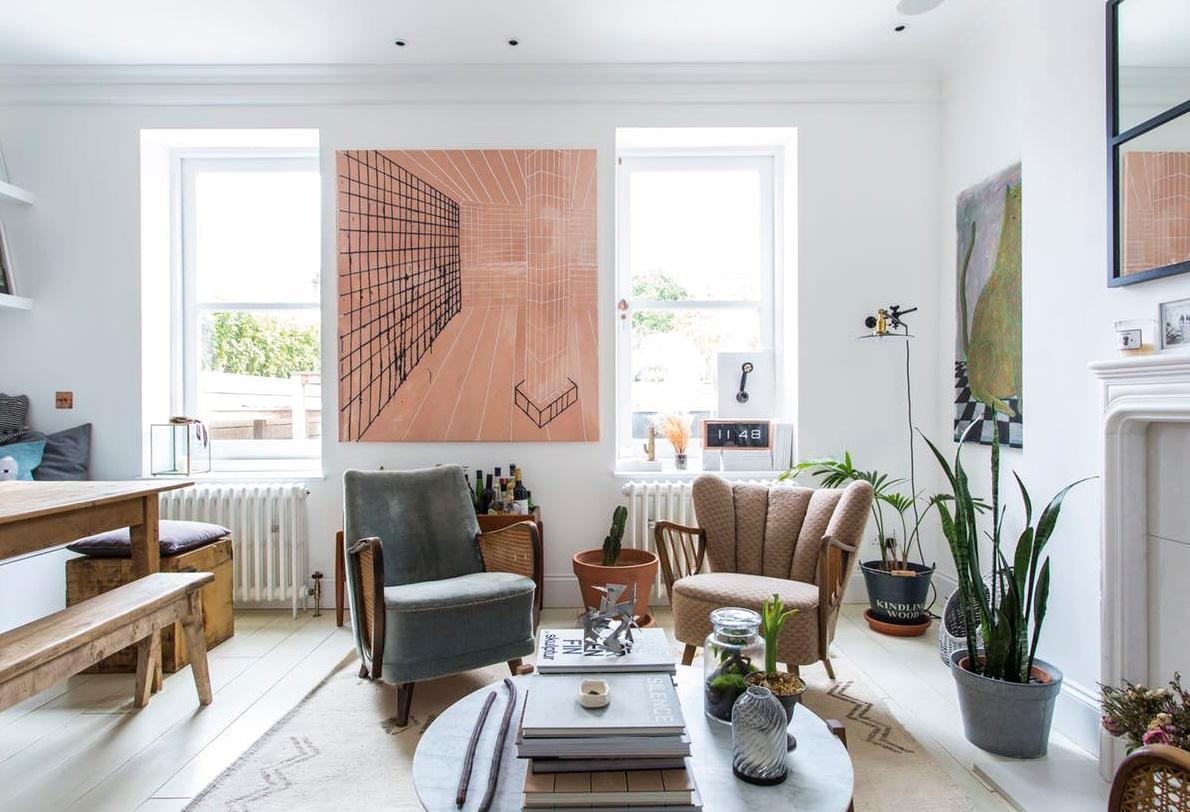 Una cocina con bombillas colgantes | Decoración