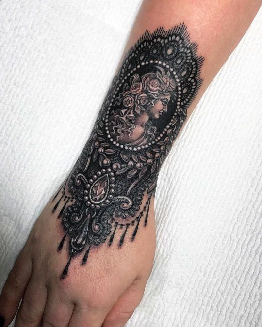 tatuaje gotico en la muñeca