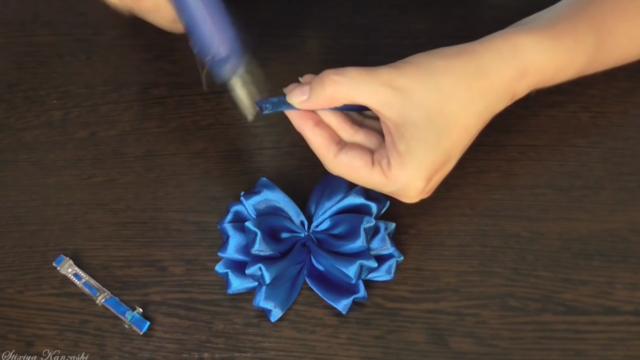 Flores con listón para decoraciones