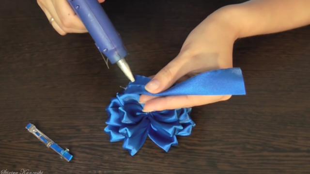 Flores con listón para decoraciones