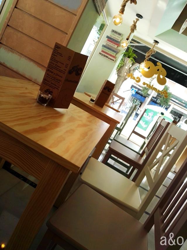 Interior de la cafetería Premiere Café.