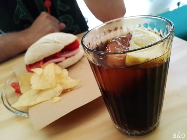 Menú a base de bocadillo, refresco y café.