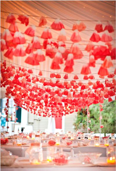 guirnaldas de adorno hechas con filtros de café teñidos, muy original para casamiento