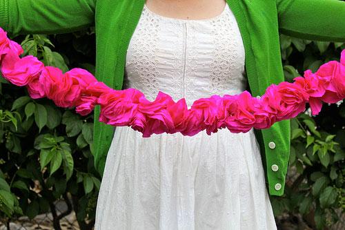 guirnalda rosa con papel crepe para decorar una boda de forma original 
