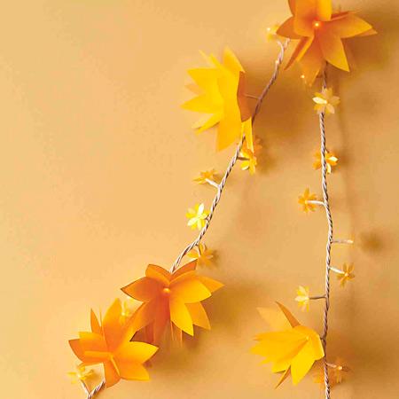 idea de decoración para boda diy con guirnaldas de luces con flores