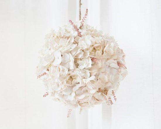 guirnalda para decorar una boda con flores blancas de hydrangea