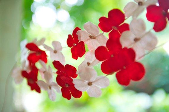 guirnalda con flores delicadas, muy bonito para una boda sencilla